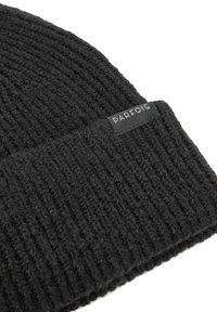 Czarna dziana czapka z prążkowanym teksturą i złożonym mankietem. Posiada małą prostokątną metkę z nazwą marki "PARFOIS."