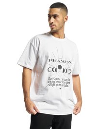 Hvid bomulds t-shirt med grafisk design af månens faser og tekst. Kortærmet, afslappet pasform med en rund halsudskæring.