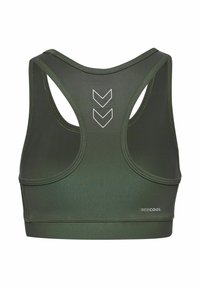 Sostén deportivo verde oliva con una textura suave, diseño de espalda de nadador y acentos en chevrón blancos en la parte posterior. Presenta un logo en el dobladillo.