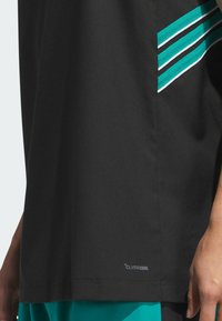 Schwarzes Sportshirt mit ClimaCool-Logo, türkisfarbenen und weißen Streifen an der Seite, glatter Textur und lockerer Passform.