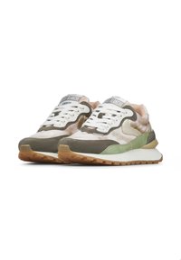 Sneakers con una toma superiore multi-materiale in colori beige, verde e oliva. Tessuto testurizzato, lacci bianchi e suola in gomma.
