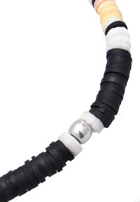 Collana con dischi di gomma nera, accentuata da anelli bianchi e arancioni, e una perlina rotonda in argento contrassegnata "925". Testurizzata e cilindrica.