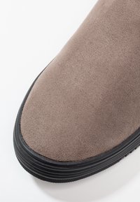 Bullboxer Kozačky nad kolena - taupe