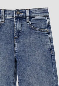 Blauwe denim jeans met een middelhoge taille, vijf zakken en contrasterende stiksels. Glad textuur met een lichte vervaging nabij de dijen.