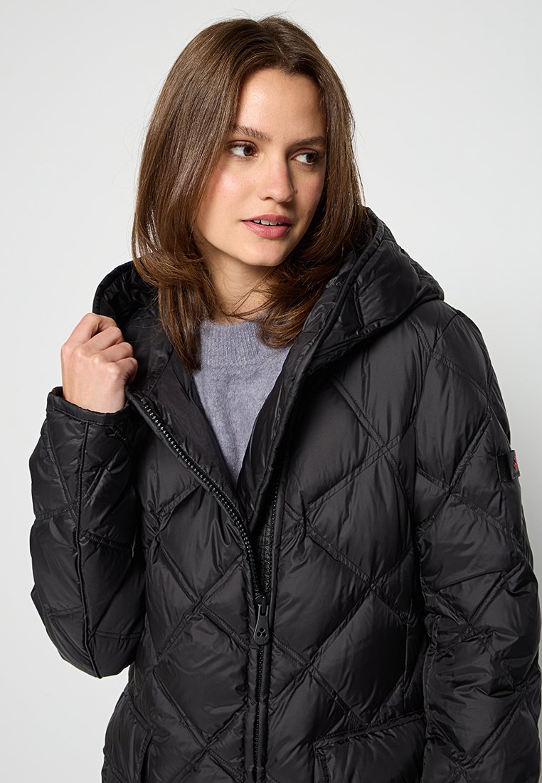 Giubbotto imbottito nero con cappuccio, dotato di zip frontale e motivo di cuciture diagonali. Materiale caldo e leggero con tasche laterali.