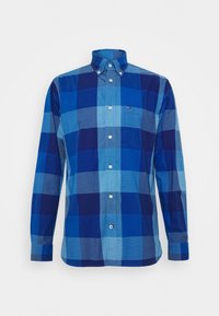 Camisa de cuadros azul de manga larga con cuello abotonado y un pequeño bolsillo en el pecho que presenta un logo diminuto.