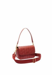 Sac à main en cuir matelassé rouge avec un rabat, quincaillerie dorée et une bandoulière réglable. Présente un motif en losanges texturé sur l'ensemble.