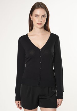 Zwarte lange mouwen cardigan met V-hals, knoopsluiting, geribde manchetten en een aansluitende snit. Gladde textuur zonder zichtbare patronen.