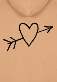 Felpa color beige con un design a cuore ricamato in nero e una freccia che lo attraversa, mettendo in risalto una morbida texture e uno stile casual.