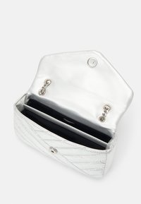 Borsa a mano in pelle argentata, design trapuntato, chiusura a scatto magnetica, tasche interne, texture lucida e dettagli in metallo argento.