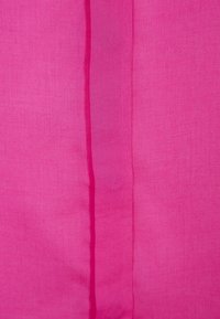 Tessuto rosa brillante con una texture liscia e una sottile lucentezza, che presenta un colore uniforme e un design semplice e pulito.