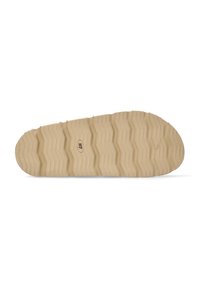 Suola di scarpa in gomma con un motivo a zigzag testurizzato. Colore beige chiaro, bordi leggermente usurati e un'impronta centrale del logo.