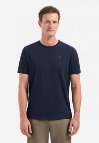 Navyblauwe t-shirt met korte mouwen van zachte stof, met een ronde hals en een klein logodetail op de borst. Eenvoudig, klassiek ontwerp.