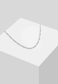 Zilveren ketting met een ontwerp van afwisselend gedraaide en platte schakels, een gepolijste afwerking en een lichte glans op een neutrale achtergrond.