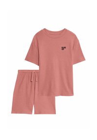 Rosa ribbad loungeklädset bestående av en kortärmad topp med svart tryck "ISLAND LIFE" och matchande shorts med justerbar dragsko.