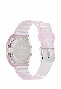 Reloj digital transparente de color rosa con una parte trasera de acero inoxidable plateado, una correa de plástico transparente con eslabones segmentados y un cierre de hebilla.