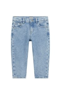 Jeans de mezclilla azul claro con corte recto, cinco bolsillos, costuras visibles y cierre de botón en la cintura. Patrón de lavado desvaído en todo el pantalón.