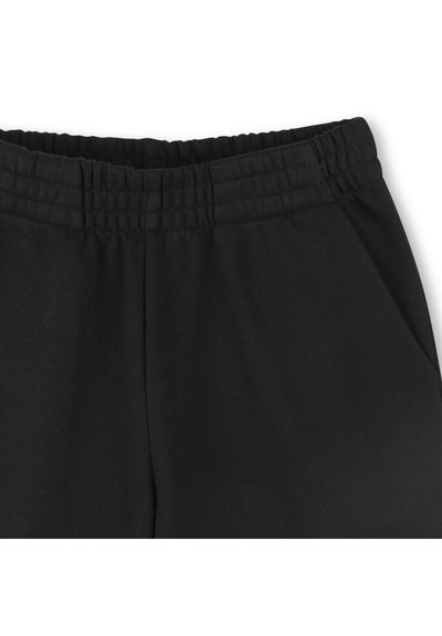 Zwarte sweatpants hebben een elastische tailleband met geplooide details, een gladde textuur en zijzakken voor functionaliteit.