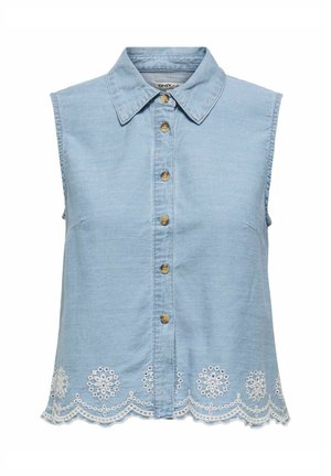 Chemise sans manches bleu clair avec un devant à boutons, ornée de motifs floraux blancs brodés à l'ourlet et d'un col pointu.