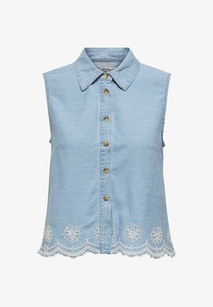 Jasnoniebieska bezrękawnikowa koszula z zapięciem na guziki, zdobiona haftowanymi białymi wzorami kwiatowymi u dołu oraz z kołnierzykiem w kształcie ostrego.