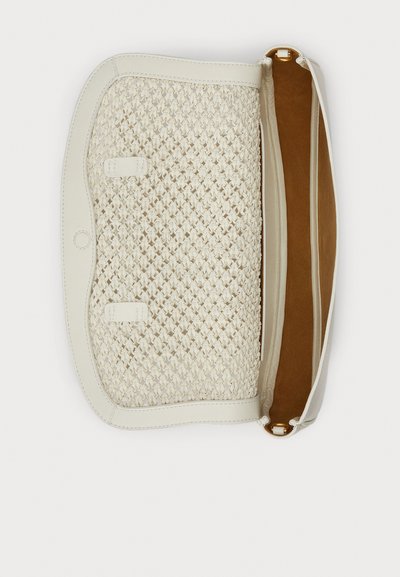 Λευκή τσάντα με υφαντό υλικό και ανάγλυφο σχέδιο, δερμάτινες άκρες και ταμπά εσωτερικό. Κούμπωμα με μεταλλικά στοιχεία σε χρυσό τόνο.