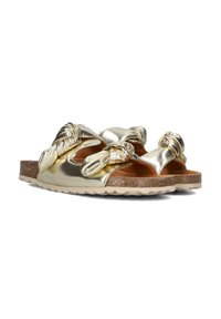Gouden metallic sandaal met geknoopte banden, kurken zool en getextureerde buitenzool. Het ontwerp heeft een open teen en een comfortabele platte stijl.