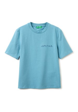 Jasnoniebieski t-shirt z krótkim rękawem i okrągłym dekoltem, z małym haftowanym napisem "amour" na lewej piersi.