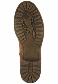 Semelle de chaussure brune avec un motif de cheval et un motif de traction en zigzag. Taille 37 indiquée. Le matériau semble être du caoutchouc avec une surface texturée.