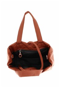 Sac cabas synthétique marron avec deux longues poignées. L'intérieur comprend une poche zippée noire et des compartiments supplémentaires pour l'organisation.