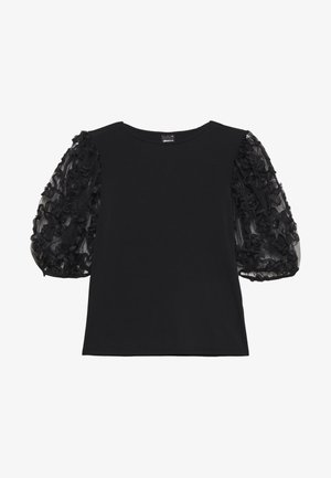 Top negro con escote redondo y mangas cortas abullonadas de tela transparente adornadas con aplicaciones florales texturizadas.