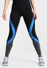 Czarne legginsy sportowe z niebieskimi i szarymi wstawkami, z gładką teksturą, średnim stanem i dopasowanym krojem.