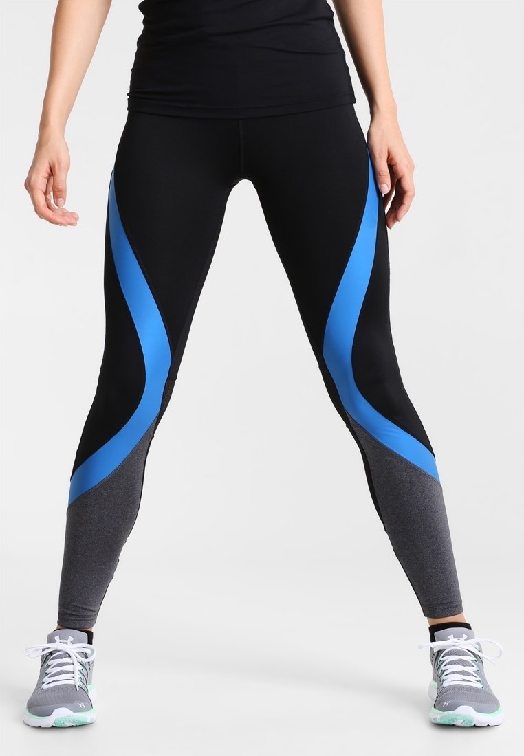 Černé sportovní legíny s modro-šedým blokováním barev, které mají hladkou texturu, středně vysoký pas a těsně přiléhající střih.