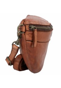 Braune Lederhandtasche mit strukturiertem Finish, ausgestattet mit einem Reißverschluss, verstellbarem Riemen und metallischen Hardware-Akzenten.