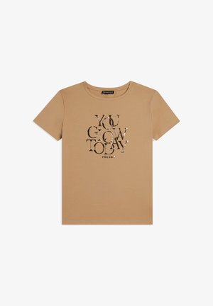 T-shirt in cotone beige con maniche corte, caratterizzata da una stampa grafica centrale che recita "Oggi Brilli" in colori a contrasto.