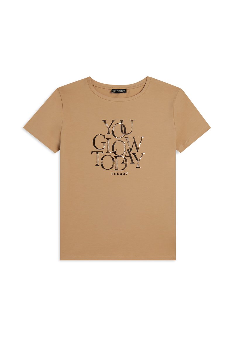 Camiseta de algodón beige de manga corta, con una impresión gráfica central que dice "HOY BRILLAS" en colores contrastantes.