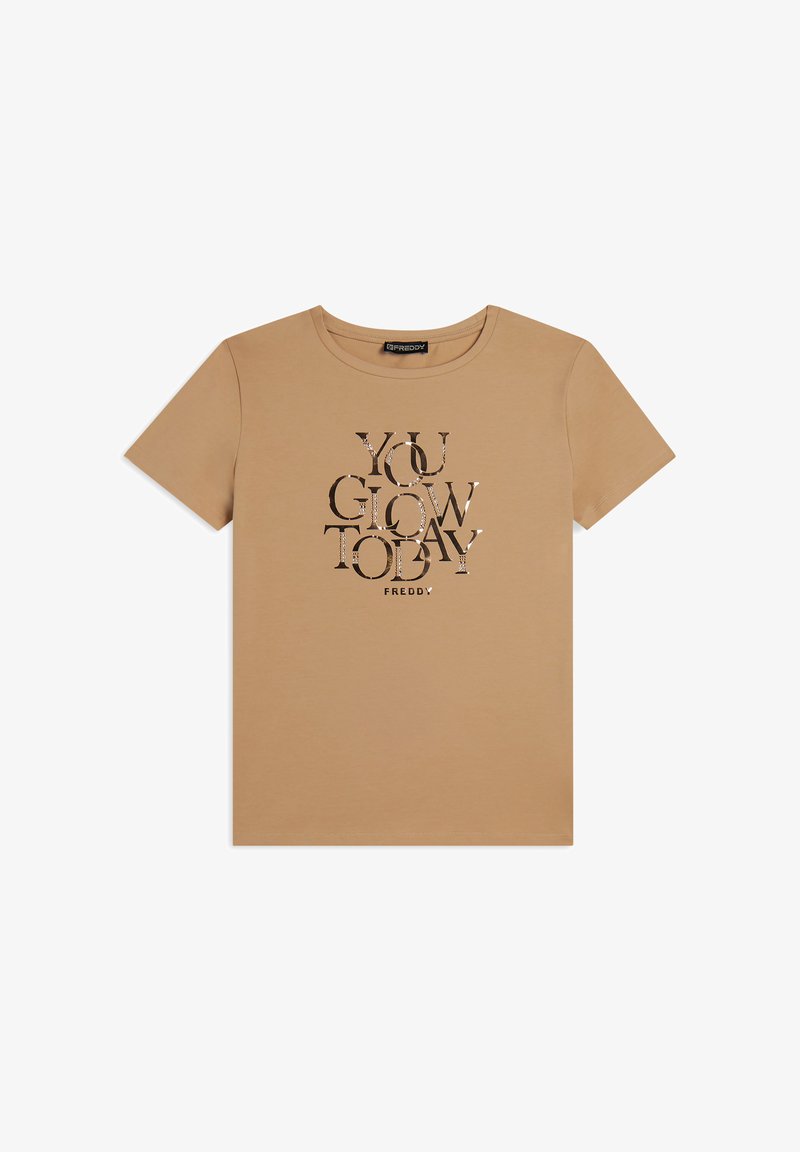 Camiseta de algodón beige de manga corta, con una impresión gráfica central que dice "HOY BRILLAS" en colores contrastantes.