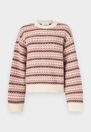 Gebreide trui met horizontale strepen in roze, crème en bruin. Klassieke ronde hals, geribbelde manchetten en zoom met een zachte textuur.