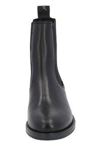 Botín negro de cuero con paneles laterales elásticos, puntera redondeada y una lengüeta en la parte trasera. Textura suave y suela de goma.