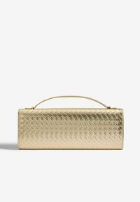 Clutch bag in oro intrecciato con forma rettangolare, texture liscia e manico superiore. Presenta una finitura a motivo sottile e una lucentezza metallica.