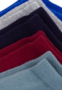 Set di pezzi di tessuto in cotone a maglia semplice in diverse tonalità: blu, grigio, blu navy, bordeaux e azzurro chiaro. Ognuno ha una finitura morbida e testurizzata.