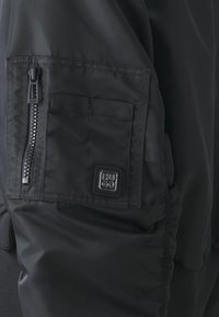 HUGO FALYNN - Bomber-jakk - black