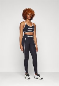 Nebbia WOMEN'S BRA - Športni modrček s srednjo podporo - black