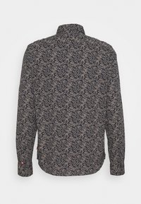 Camicia a maniche lunghe di colore blu navy con motivo floreale crema, con polsini abbottonati e colletto. Tessuto strutturato con vestibilità comoda e dettagli con piega sul retro.