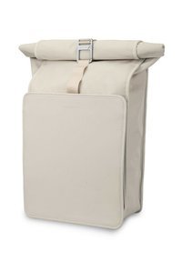 Krémový rolovací batoh vyrobený z odolné látky. Obsahuje přední kapsu, stříbrné kování a jednoduchý, moderní design.