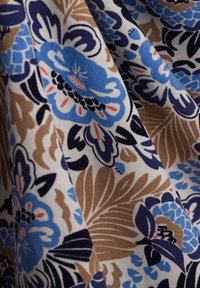 Blumiger Baumwollstoff in einer Kombination aus Blau-, Marine- und Brauntönen. Das Design umfasst große Blumen und Blätter mit komplexen Details.