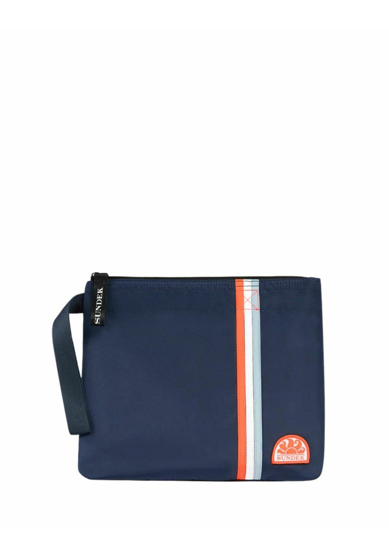 Funda con cremallera de color azul marino hecha de material duradero, con una franja roja y blanca y un logo circular en la parte frontal. Asa adjunta.