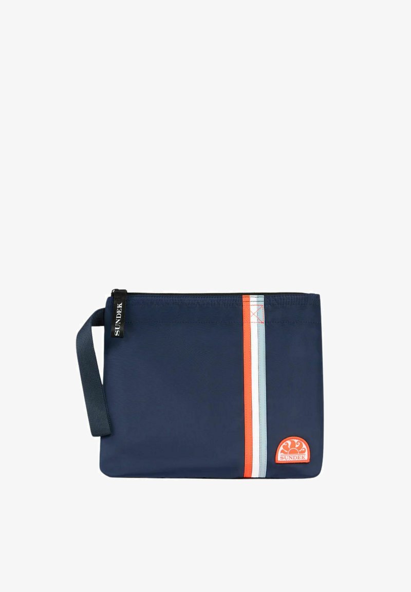 Borsetta blu navy con zip realizzata in materiale resistente, con una striscia rossa e bianca e un logo circolare sul davanti. Manico attaccato.
