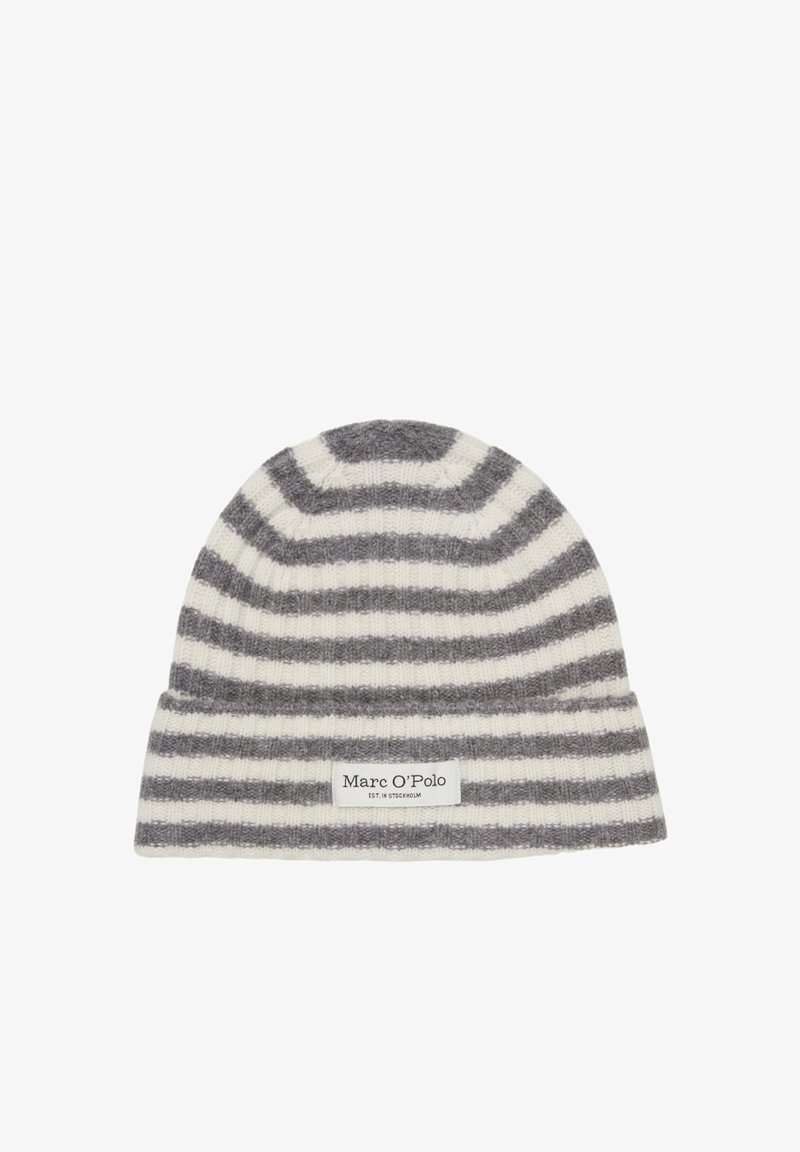 Bonnet en tricot gris et blanc à rayures, fabriqué en matériau doux, avec un revers et une étiquette portant la marque "Marc O'Polo".