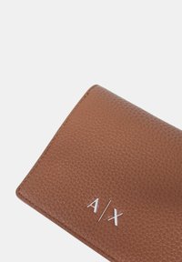 Portafoglio in pelle marrone con texture, logo A/X in rilievo in argento, di forma rettangolare e finitura liscia.