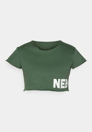 T-shirt court vert avec un col rond, des manches courtes et un texte imprimé blanc "NEB" sur le devant. Fabriqué à partir d'un tissu texturé.